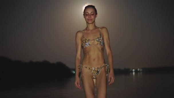 Krásný Mladý Dospělý Sexy Žena Hadí Tisk Bikiny Relaxační Nočním — Stock video