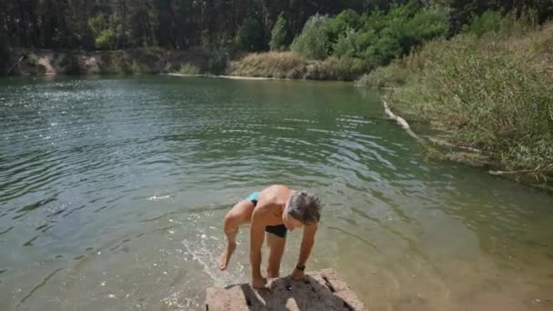 Homem Meia Idade Férias Verão Férias Subir Lago Cais Madeira — Vídeo de Stock