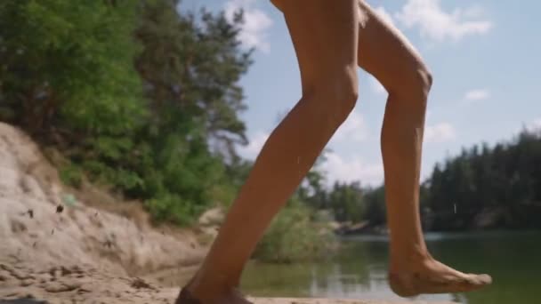 Jovem Mulher Férias Verão Feriado Executado Calçadão Madeira Lago Montanha — Vídeo de Stock