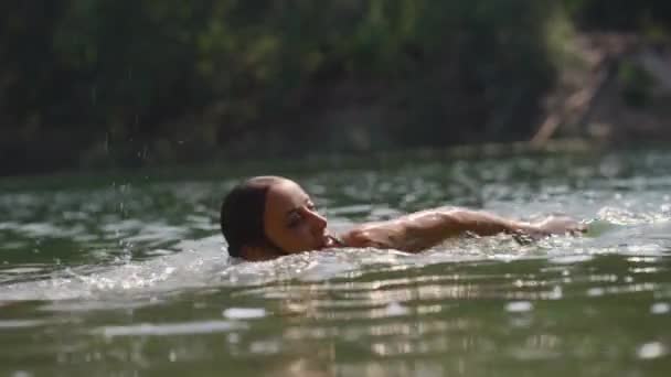 Jovem Mulher Sexy Bronzeada Férias Verão Natação Férias Lago Montanha — Vídeo de Stock