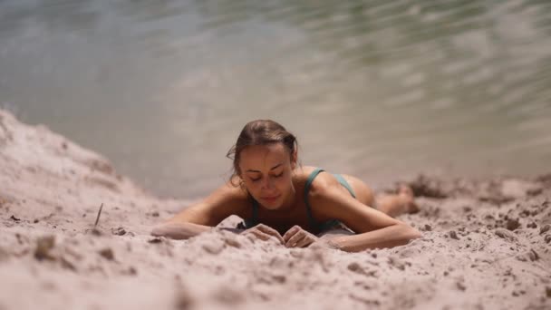 해안과 일광욕에 뜨거운 모래에 스포티 자연적인 생활양식에서 상쾌하게 자연에서 — 비디오