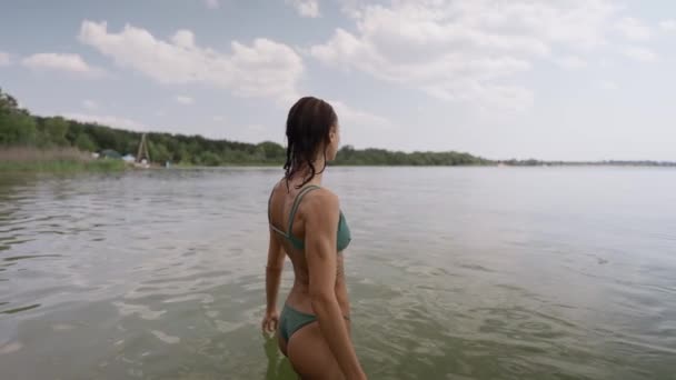 Fese Perfecte Corp Fată Plajă Brunetă Bronzată Care Stă Apa — Videoclip de stoc