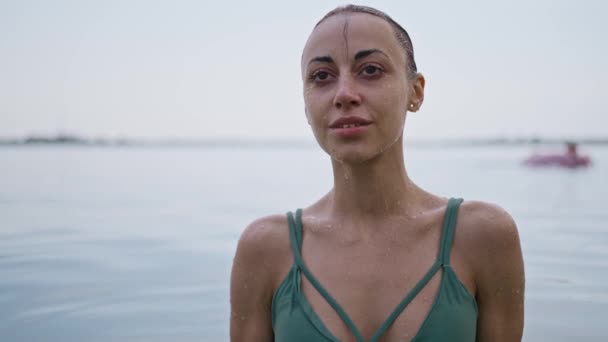 Atraktivní Žena Zelených Bikinách Vynořuje Vody Mořské Vodě Při Západu — Stock video