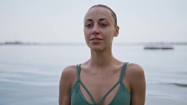 Atrakcyjna Kobieta Zielonym Bikini Wyłania Się Wody Morskiej Wodzie Zachodzie — Wideo stockowe