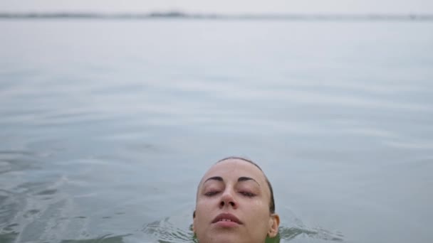 Молодая Взрослая Женщина Расслабляется Лежа Поверхности Воды Озере Закрыв Глаза — стоковое видео