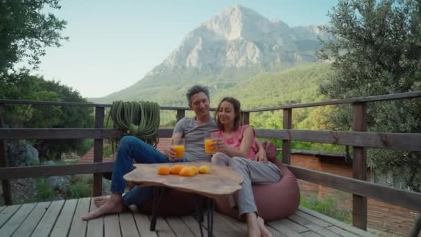 Junge Frau Und Mann Schönes Paar Mit Orangensaft Zum Frühstück — Stockvideo