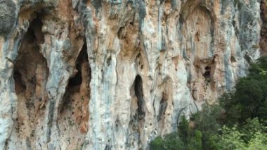Muhteşem antik kireçtaşı oluşumlarıyla güzel, derin ve büyük kanyon manzarası, sinematik destansı doğa manzarası. Turizm ve popüler yerler, Türkiye, ünlü tırmanma alanı