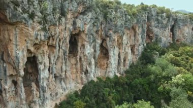 Muhteşem antik kireçtaşı oluşumlarıyla güzel, derin ve büyük kanyon manzarası, sinematik destansı doğa manzarası. Turizm ve popüler yerler, Türkiye, ünlü tırmanma alanı