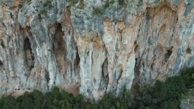 Muhteşem antik kireçtaşı oluşumlarıyla güzel, derin ve büyük kanyon manzarası, sinematik destansı doğa manzarası. Turizm ve popüler yerler, Türkiye, ünlü tırmanma alanı
