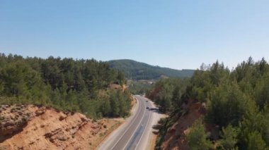 Orman Yolu Dağ Otomobili 4K İnsansız Hava Aracı Güzel Peyzaj Doğası İsviçre Birleşik Krallık Fransa Türkiye İtalya Kanada Avrupa Norveç Afrika Almanya Hindistan Asya Kore