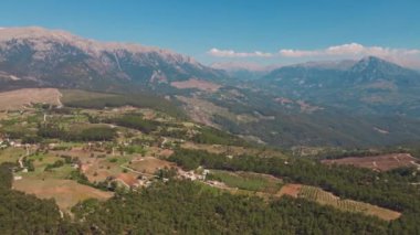 Dağları, yamaçları, tarlaları ve yolu olan harika bir hava manzarası. Türkiye 'de turizm ve tatil beldeleri, doğa üzerindeki güzellik