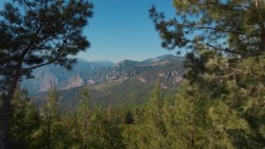 Dağları, yamaçları, tarlaları ve yolu olan harika bir hava manzarası. Türkiye 'de turizm ve tatil beldeleri, doğa üzerindeki güzellik