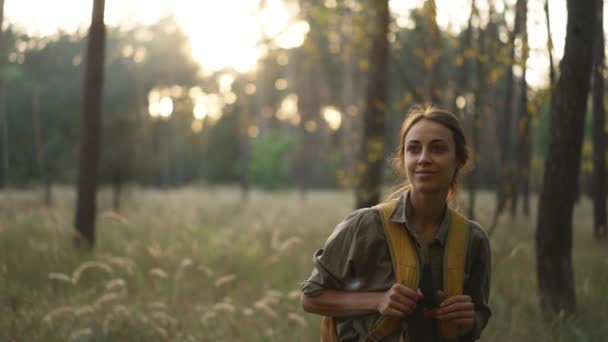 Πορτρέτο Τουρίστρια Γυναίκα Κίτρινο Σακίδιο Στο Δάσος Στέκεται Κοιτάζοντας Γύρω — Αρχείο Βίντεο