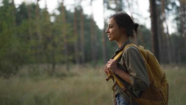 Zeitlupenkamera Folgt Wanderin Mit Gelbem Rucksack Attraktives Glückliches Junges Mädchen — Stockvideo