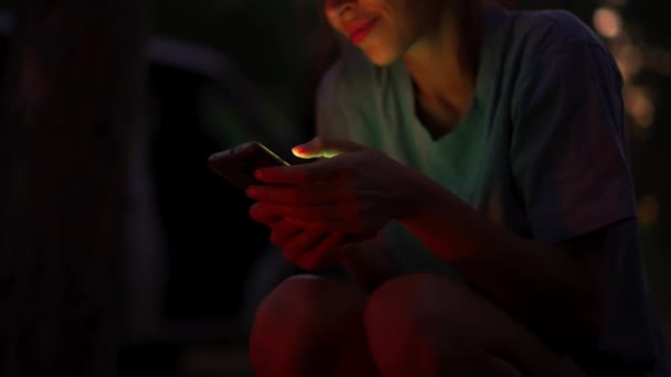 Hipster Menina Usando Smartphone Sentado Lado Fogueira Floresta Acampar Noite — Vídeo de Stock