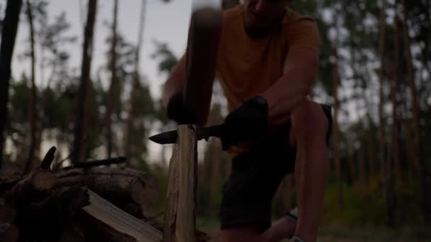 Erkek Turist Ormanda Akşamları Balta Yerine Büyük Bir Savaş Bıçağıyla — Stok video