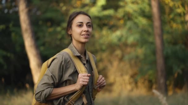 Retrato Mulher Turística Com Mochila Amarela Floresta Olhando Volta Inspirador — Vídeo de Stock