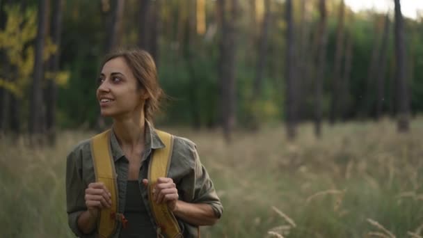 Cámara Lenta Mujer Con Mochila Amarilla Camina Por Sendero Bosque — Vídeos de Stock