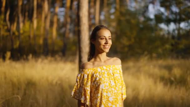 Кадри Самотньої Жінки Жовтій Сукні Відкритими Плечима Ходять Сосновому Лісі — стокове відео
