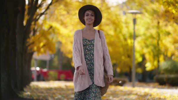 Kobieta Nosząca Kapelusz Długi Sweter Lub Sweter Przechodzi Przez Naturalny — Wideo stockowe