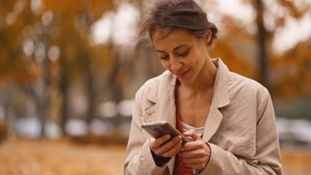 Šťastný Krásný Mladý Dospělý Žena Pomocí Smartphone Line Sedí Pobočce — Stock video