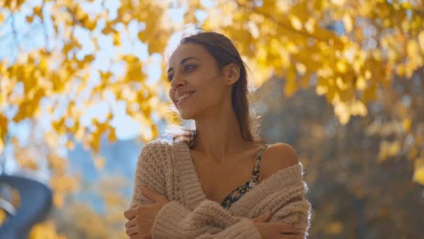 Portret Atrakcyjnej Brunetki Chodzącej Jesienią Parku Słoneczny Dzień Uśmiechniętej Twarz — Wideo stockowe