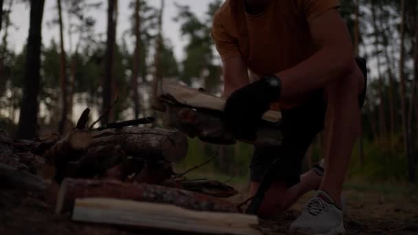 Samiec Turysta Rąbie Drewno Dużym Nożem Zamiast Siekierą Wieczorem Lesie — Wideo stockowe
