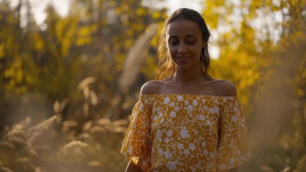 클로즈업 노란색 선드레스 주위를 소녀는 자연과 혼자되는 즐깁니다 아름다움을 슬로우 — 비디오