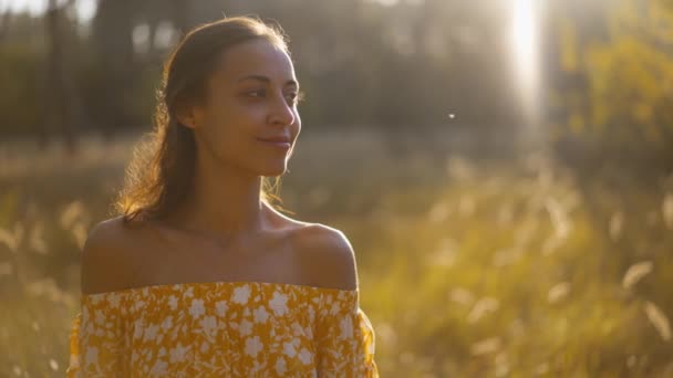 Zbliżenie Twarz Młoda Piękna Kobieta Żółtej Sukience Stojąc Jesiennym Lesie — Wideo stockowe