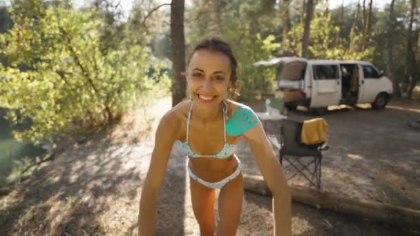 Pov Eerste Persoon Uitzicht Gelukkig Glimlachende Gebruinde Slanke Vrouw Bikini — Stockvideo