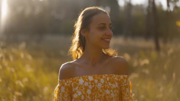 Yüzüne Yaklaş Sarı Elbiseli Güzel Kadın Sonbahar Ormanında Dikiliyor Etrafına — Stok video