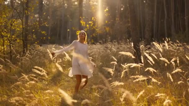 Красива Щаслива Жінка Білій Легкій Сукні Радісно Ходить Осінньому Лісі — стокове відео