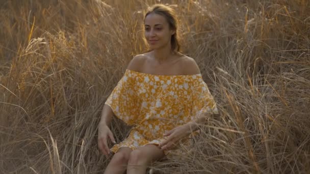 Mulher Bonita Vestido Caindo Grama Amarela Floresta Pôr Sol Conceito — Vídeo de Stock
