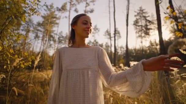 Bela Mulher Feliz Vestido Luz Branca Alegremente Andando Floresta Outono — Vídeo de Stock