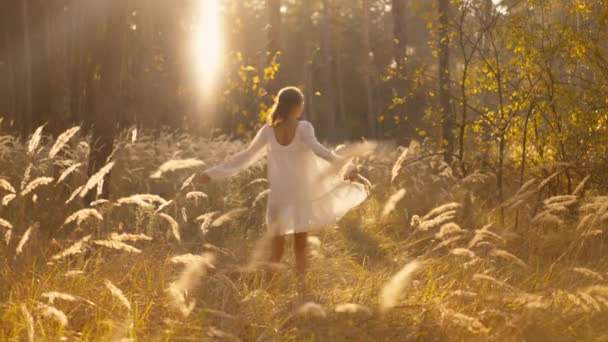 Bela Mulher Feliz Luz Branca Vestido Jogging Girando Alegremente Floresta — Vídeo de Stock