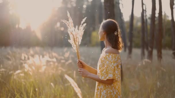 Молодая Красивая Женщина Желтом Платье Наслаждается Закатом Лесу Играя Сухими — стоковое видео