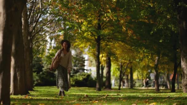 Güz Gününde Parkta Yürüyen Güzel Genç Bir Kadın Gülümseyen Bir — Stok video