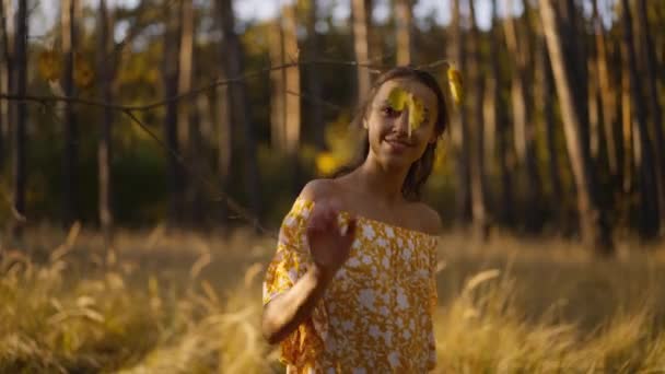 Красива Розслаблена Жінка Жовтій Сукні Відкритими Плечима Ходять Сосновому Лісі — стокове відео