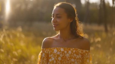 Yüzüne yaklaş, sarı elbiseli güzel kadın sonbahar ormanında dikiliyor ve etrafına bakıyor. Kız doğayla baş başa kalmaktan zevk alıyor, güzelliğine hayran. Slow Motion Sinematik Çekim