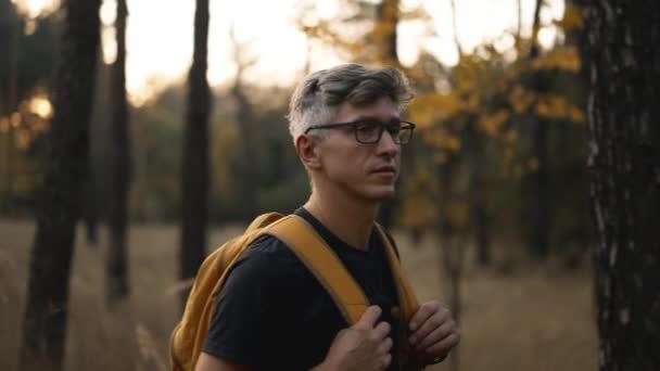 Hombre Pelo Gris Adulto Cámara Lenta Gafas Con Mochila Amarilla — Vídeos de Stock
