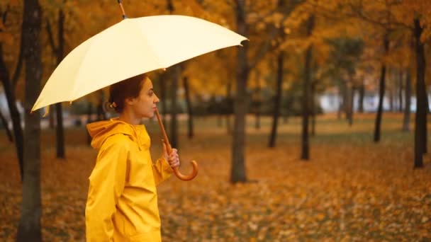 슬로우 공원과 드롭에서 슬러시 강우량 여자는 거리를 — 비디오