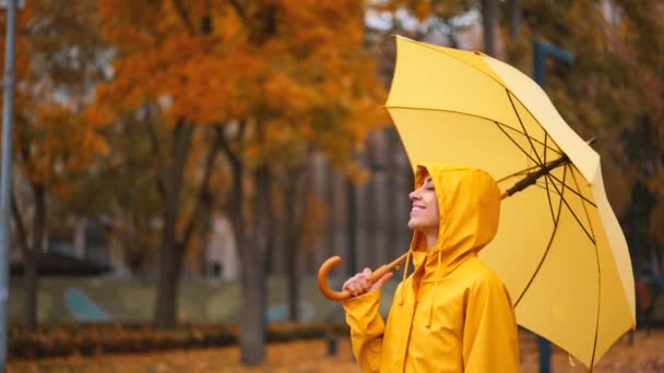 Dziewczyna Zdjąć Żółtą Bluzę Kapturem Aby Cieszyć Się Spadającym Deszczem — Wideo stockowe