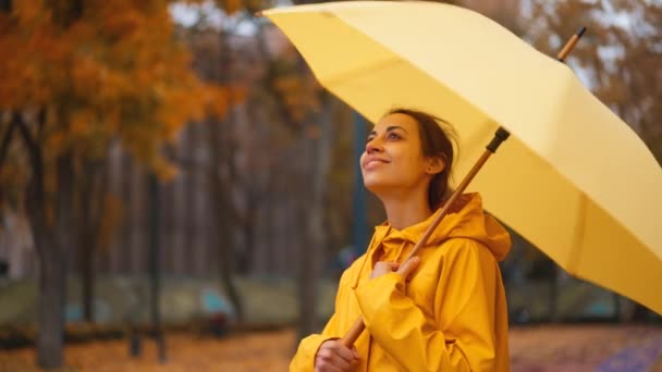 Meisje Met Gele Paraplu Slow Motion Regen Stadspark Zijaanzicht Jonge — Stockvideo