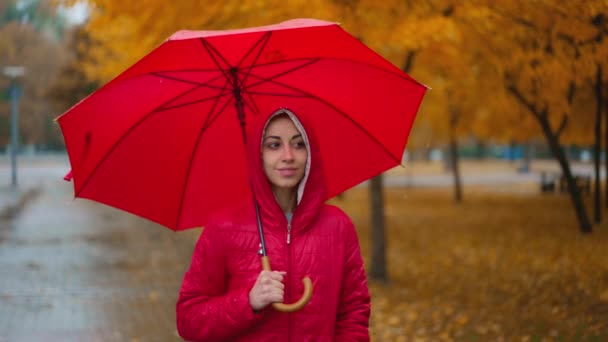 Kırmızı Ceketli Parlak Şemsiyeli Bir Kadının Yağmurlu Bir Günde Sonbahar — Stok video