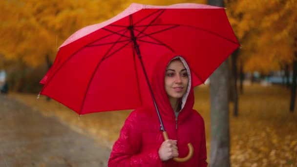Gros Plan Femme Veste Rouge Avec Des Promenades Parapluie Lumineux — Video