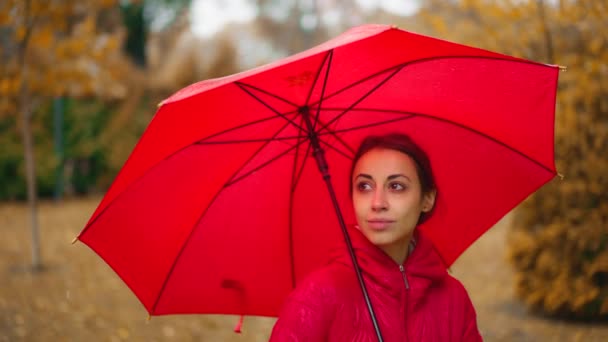 Mujer Sostiene Paraguas Caminando Sola Bajo Lluvia Parque Amarillo Naranja — Vídeos de Stock