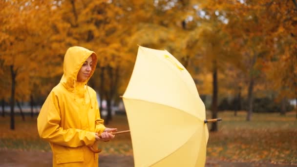 Meisje Met Gele Paraplu Slow Motion Regen Stadspark Zijaanzicht Jonge — Stockvideo