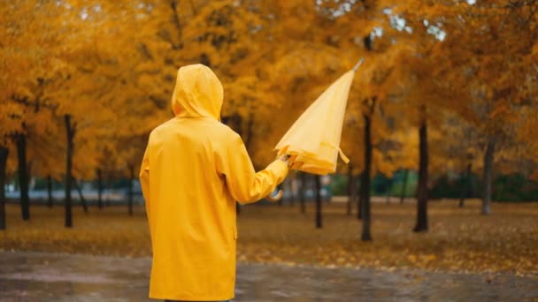 Chica Con Paraguas Amarillo Parque Ciudad Lluvia Cámara Lenta Mujer — Vídeos de Stock