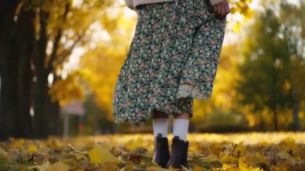 Вид Ззаду Приголомшлива Молода Брюнетка Радісно Біжить Осінньому Парку Жовтим — стокове відео