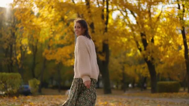Widok Tyłu Oszałamiająca Młoda Brunetka Kobieta Radośnie Działa Jesiennym Parku — Wideo stockowe